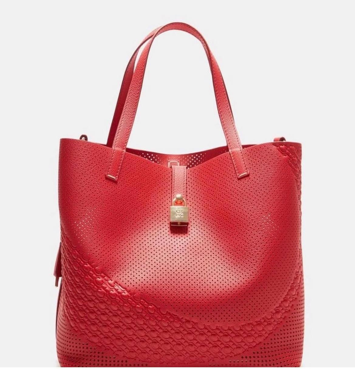 Bolso Tote Rojo Calado con Detalle Dorado