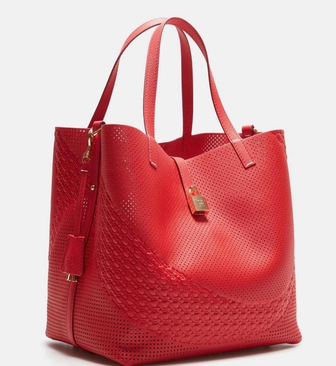 Bolso Tote Rojo Calado con Detalle Dorado - Imagen 2