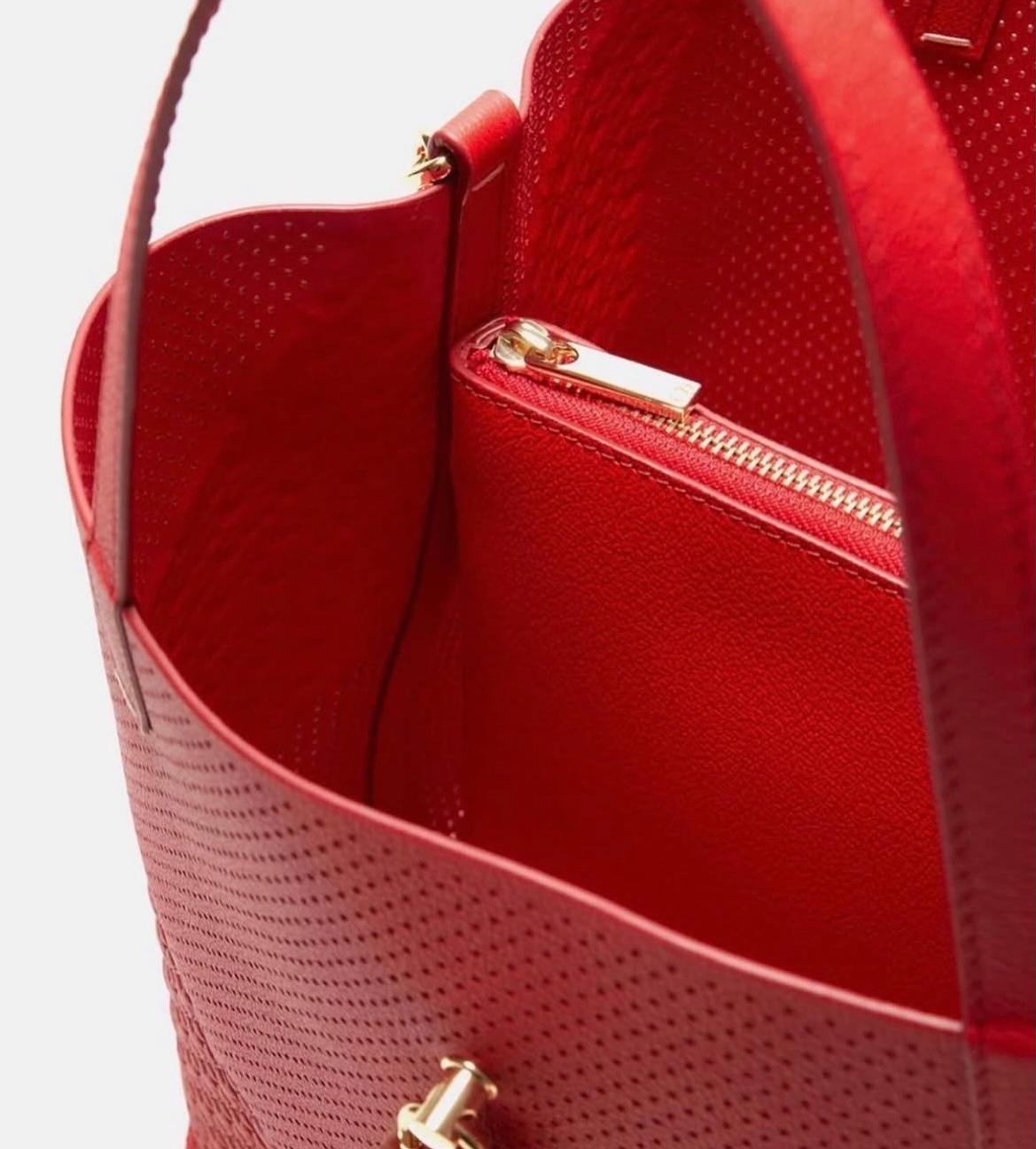 Bolso Tote Rojo Calado con Detalle Dorado - Imagen 3