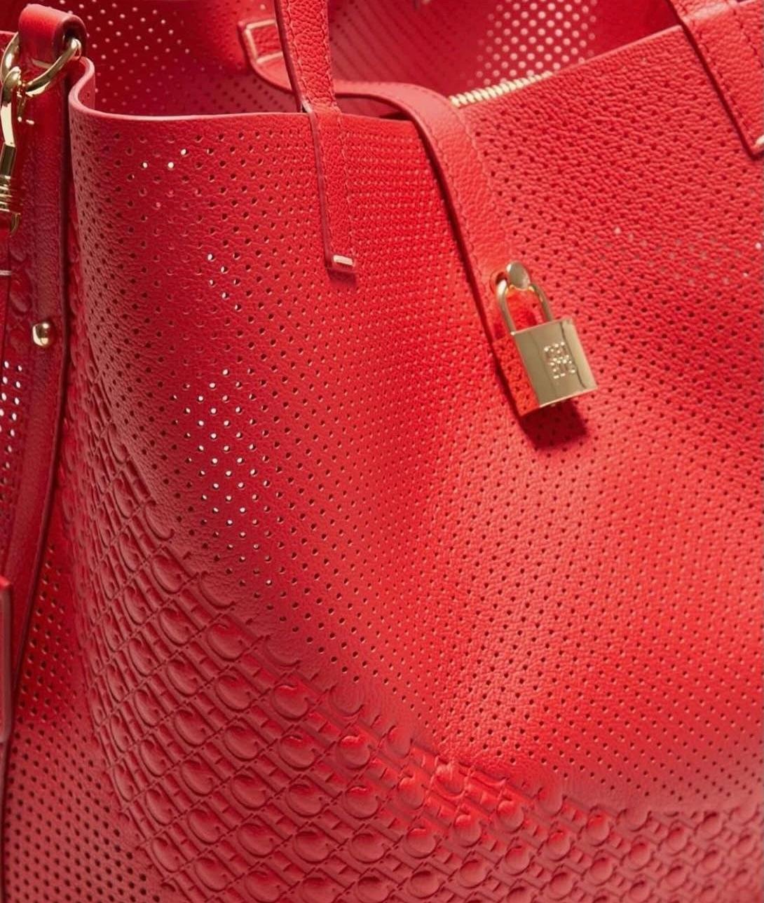 Bolso Tote Rojo Calado con Detalle Dorado - Imagen 4