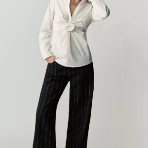 Blusa de Manga Larga con Roseta Frontal – Maeve