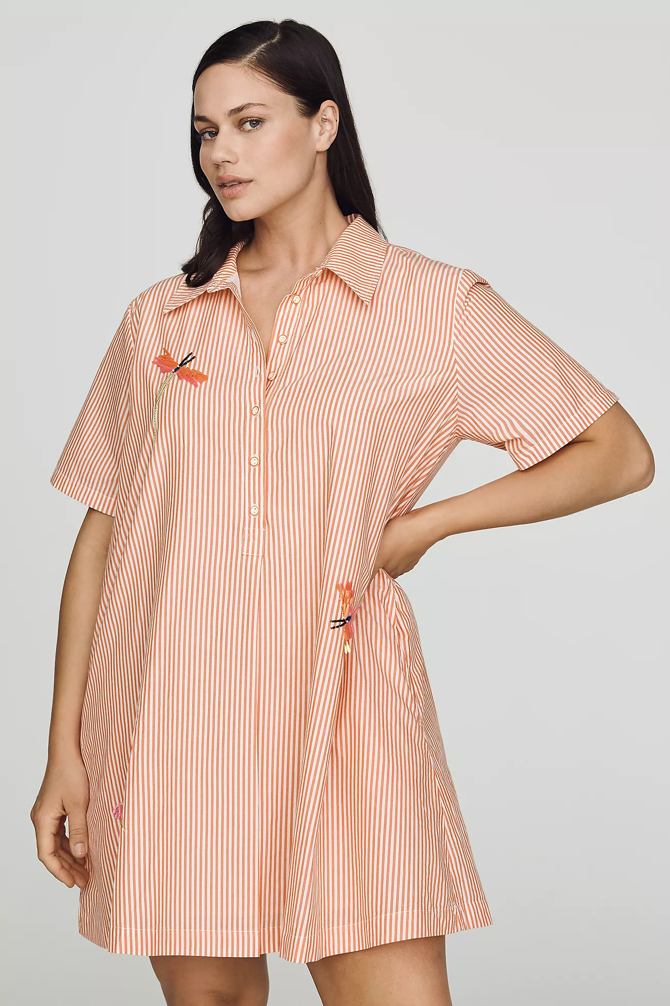 Vestido Mini Camisero Pollie con Bordados — By Anthropologie - Imagen 4